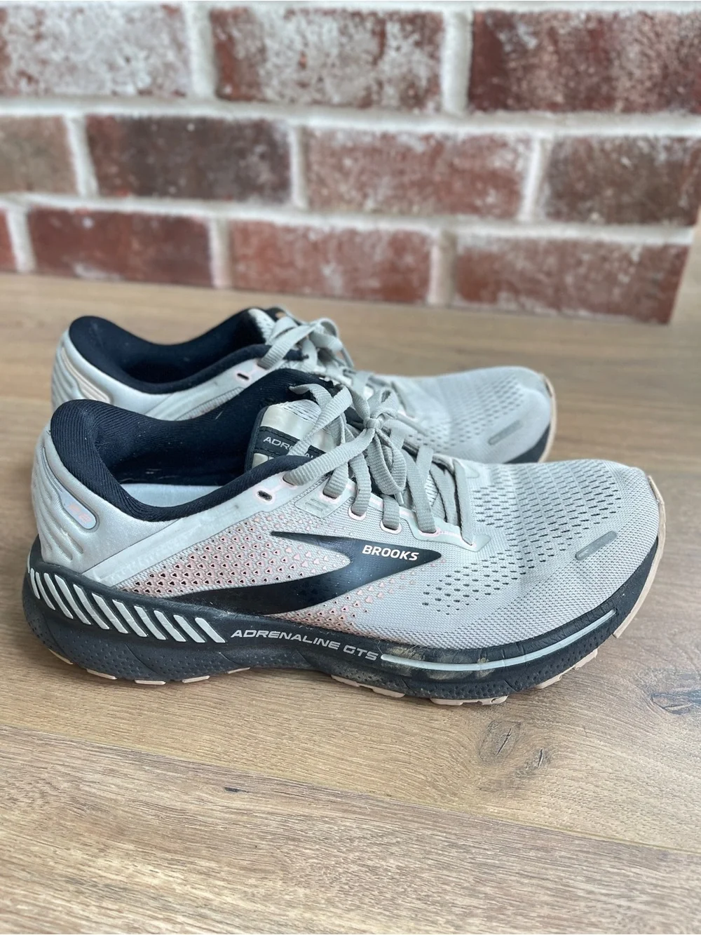 Brooks Adrenaline GTS Women’s Running Shoes - Light Gray/Black size 8.5